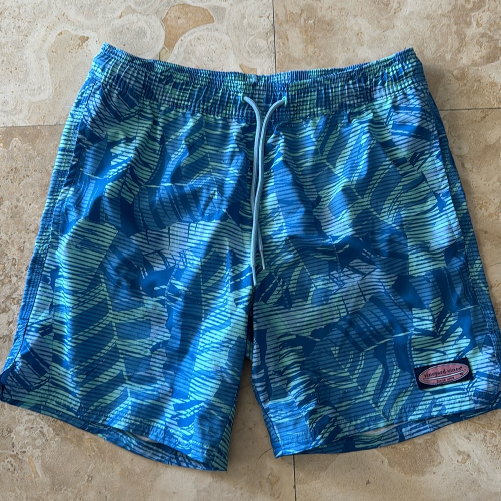 Vineyard Vines XS swim trunks for men. Light netting on the inside,